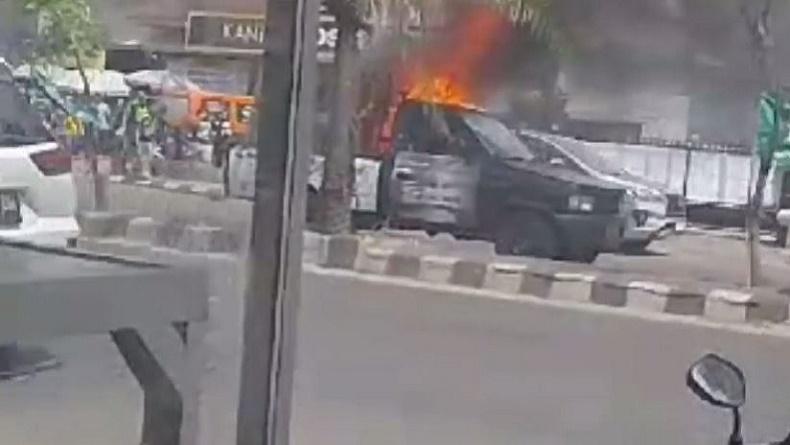 Bikin Geger, Mobil Pikap di Bandarlampung Terbakar di Tengah Jalan