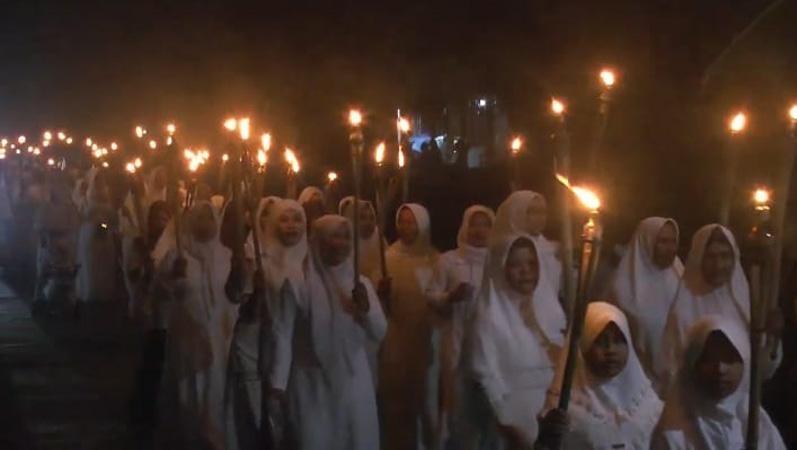 title Ratusan Warga di Jepara Pawai Obor Keliling Desa Sambut 1 Muharram 1445 H Ratusan Warga di Jepara Pawai Obor Keliling Desa Sambut 1 Muharram 1445 H