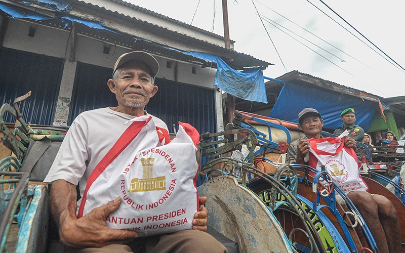 Presiden Jokowi dan Ibu Negara Belanja Sayur di Pasar Kota Bengkulu - Bagian 3