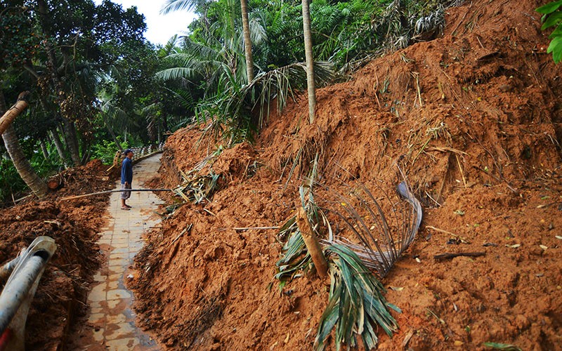 Akses Menuju Kawasan Wisata Gunung Padang Tertutup Longsor - Bagian 2