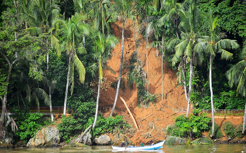 Akses Menuju Kawasan Wisata Gunung Padang Tertutup Longsor - Bagian 1
