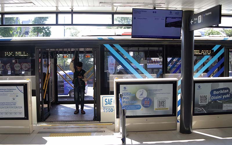 Lebih Luas dan Estetik, Ini Halte Kampung Melayu usai Revitalisasi - Bagian 2