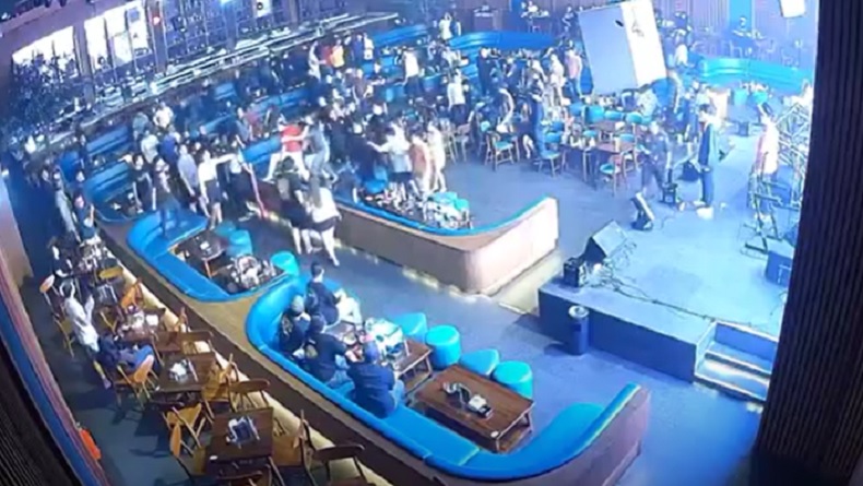 Perkelahian di Tempat Hiburan Malam Terekam CCTV, Baku Hantam Berlanjut hingga Area Parkir