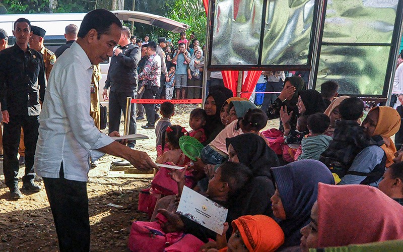 Jokowi Serahkan Bantuan Khusus bagi Ratusan Keluarga Kurang Mampu di Bengkulu - Bagian 1