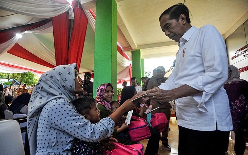 Jokowi Serahkan Bantuan Khusus bagi Ratusan Keluarga Kurang Mampu di Bengkulu - Bagian 2