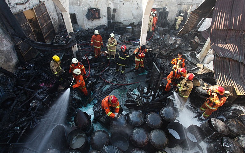 Kebakaran Gudang Tiner dan Cat di Surabaya - Bagian 1