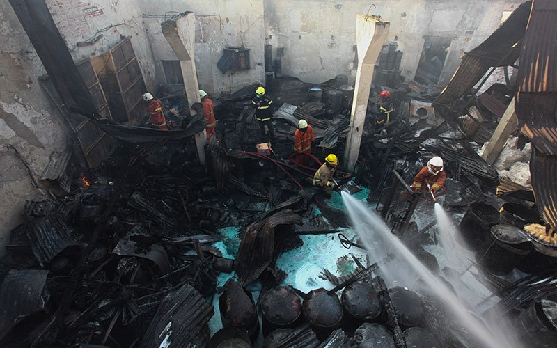 Kebakaran Gudang Tiner dan Cat di Surabaya - Bagian 2