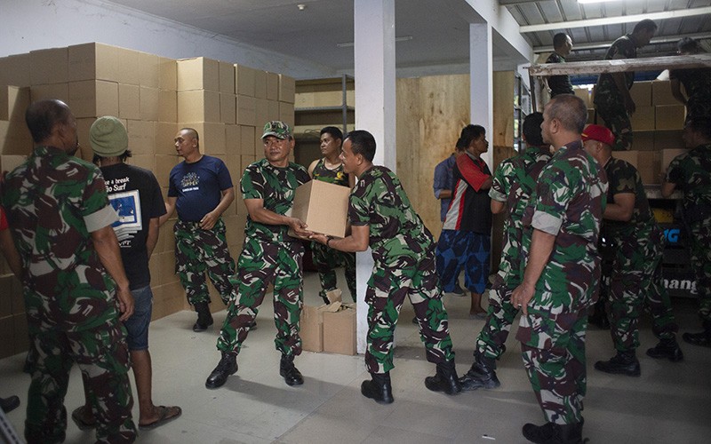 TNI Gerebek Gudang 15.000 Botol Miras Kadar 5-20 Persen di Indramayu - Bagian 1