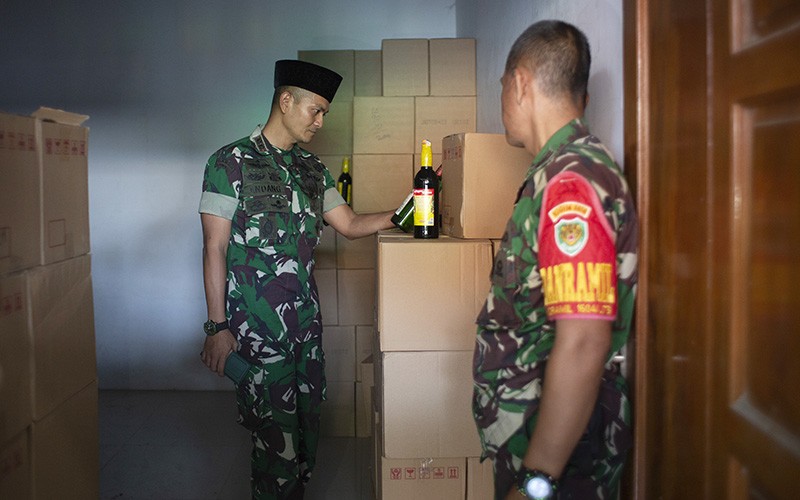 TNI Gerebek Gudang 15.000 Botol Miras Kadar 5-20 Persen di Indramayu - Bagian 2