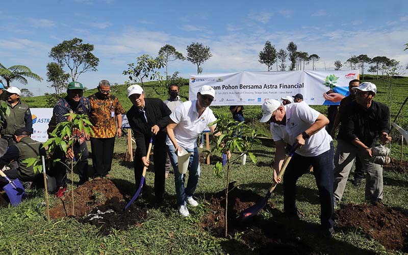 Kembangkan Ekonomi Kelompok Tani Hutan, Astra Financial Tanam 6.600 Pohon di Bogor - Bagian 2