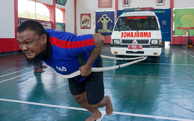 Semangat Penghuni Lapas Batang Ikuti Lomba Tarik Ambulans Seberat 2,3 Ton - Bagian 1