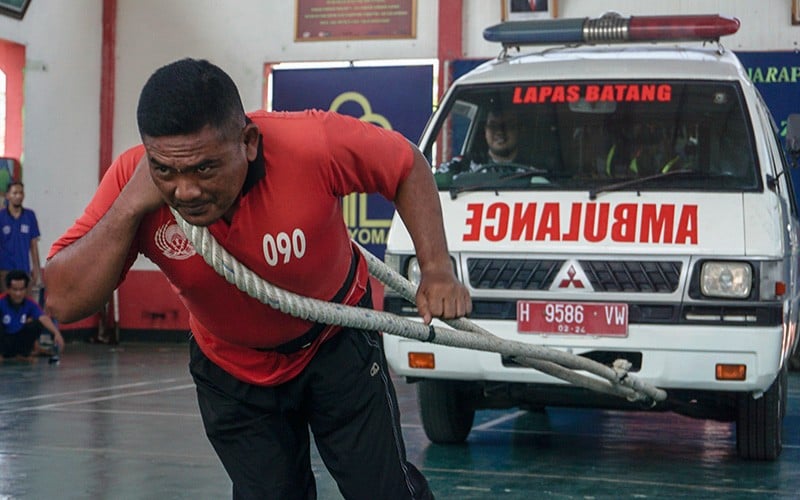 Semangat Penghuni Lapas Batang Ikuti Lomba Tarik Ambulans Seberat 2,3 Ton - Bagian 2
