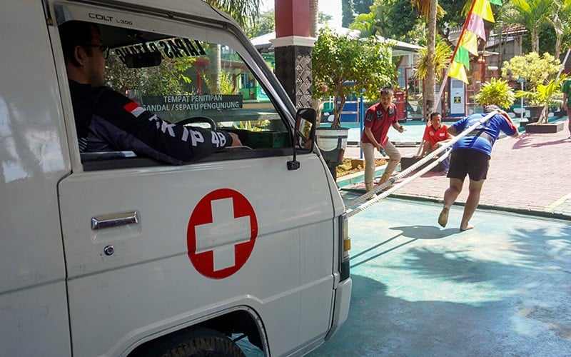 Semangat Penghuni Lapas Batang Ikuti Lomba Tarik Ambulans Seberat 2,3 Ton - Bagian 3