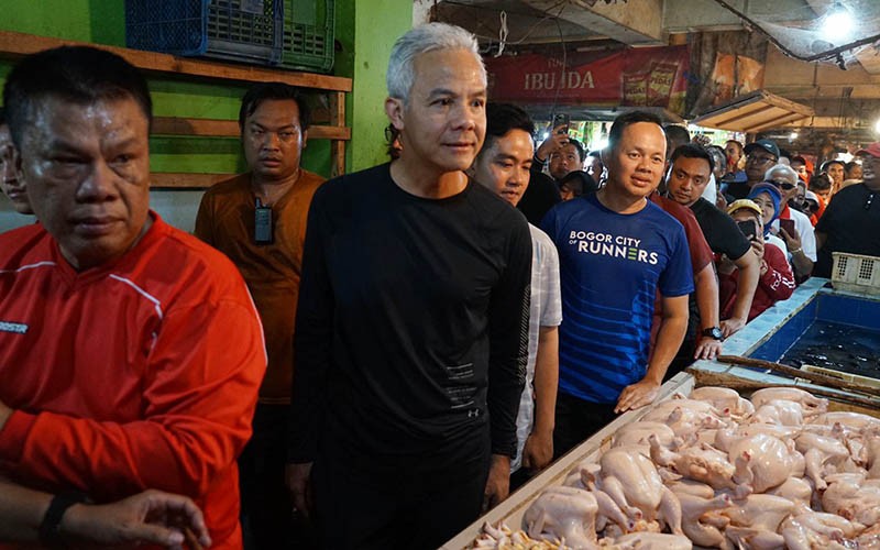 Ganjar dan Gibran Blusukan Temui Pedagang Pasar Citeureup Bogor - Bagian 3