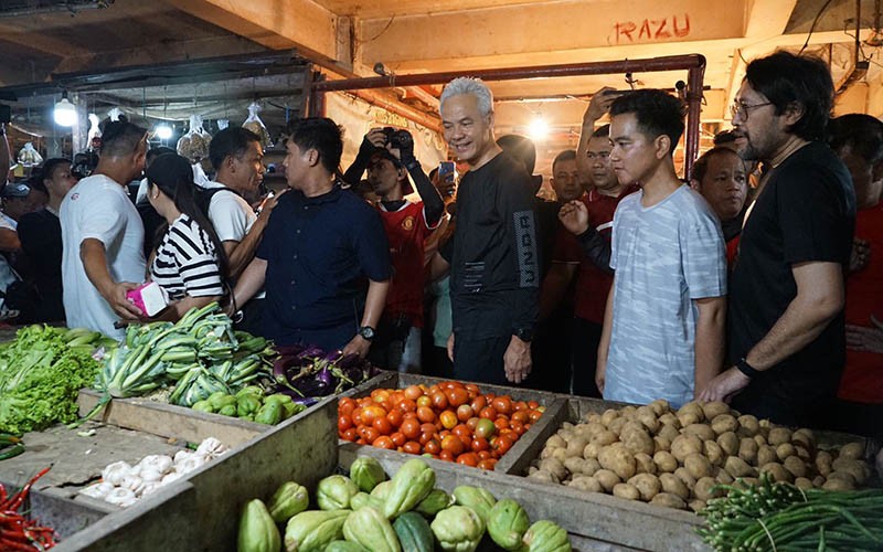 Ganjar dan Gibran Blusukan Temui Pedagang Pasar Citeureup Bogor - Bagian 2