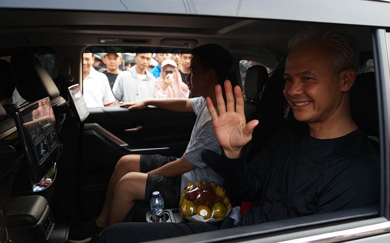 Ganjar dan Gibran Blusukan Temui Pedagang Pasar Citeureup Bogor - Bagian 4