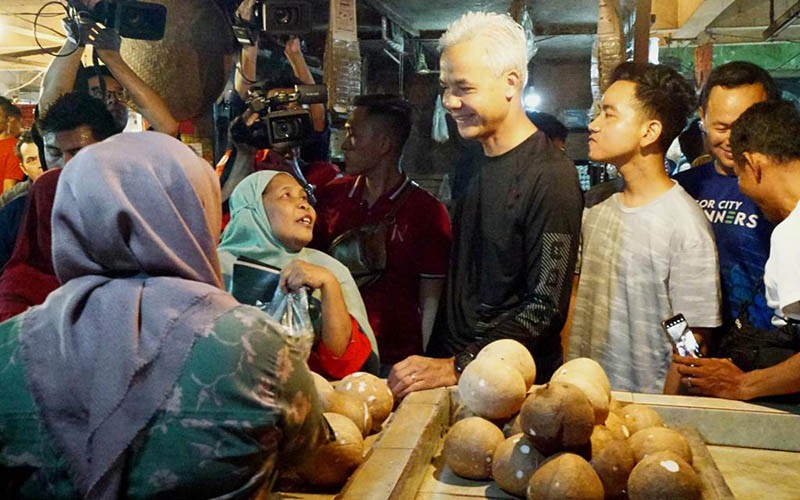 Momen Ganjar-Gibran Ngopi Bareng Dengar Curhatan Pedagang Pasar di Bogor - Bagian 3