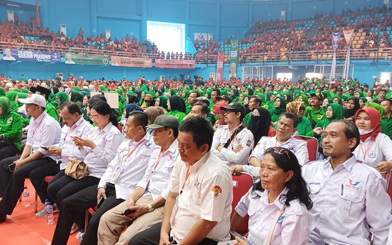 Berbaju Garis-Garis Hitam Putih, Ganjar Hadiri Konsolidasi Lintas Parpol Pendukung - Bagian 4