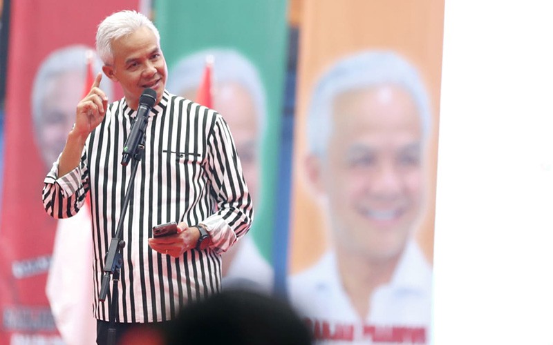 Berbaju Garis-Garis Hitam Putih, Ganjar Hadiri Konsolidasi Lintas Parpol Pendukung - Bagian 3