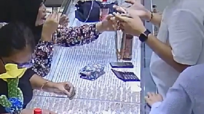 Ibu-Anak di Jambi Curi Kalung Emas 15 Gram Terekam CCTV, Lihai Kelabui Penjaga Toko
