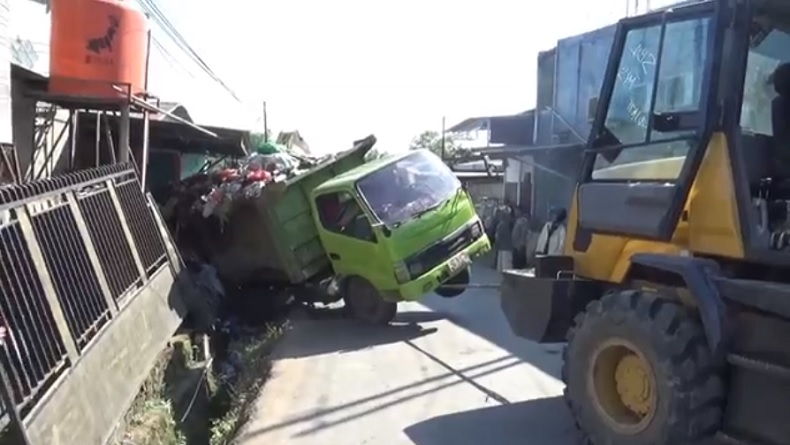 Kecelakaan di Maros, Truk Penuh Muatan Sampah Berjalan Mundur Hantam Pagar Rumah Warga