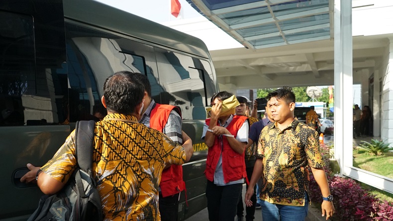 title Korupsi Pembangunan Jalan Nasional di Taput, 3 Tersangka Dijebloskan ke Penjara Korupsi Pembangunan Jalan Nasional di Taput, 3 Tersangka Dijebloskan ke Penjara