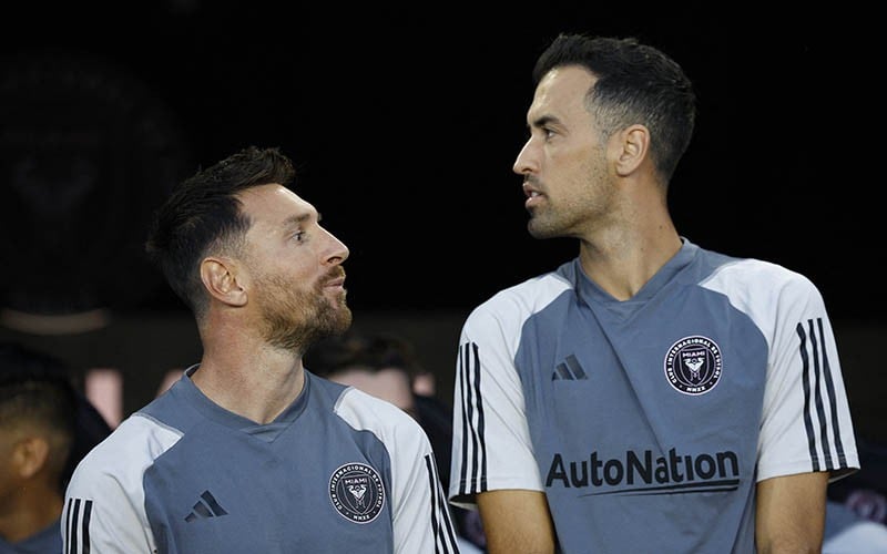 Ekspresi Lionel Messi Duduk di Kursi Cadangan saat Debut bersama Inter Miami - Bagian 4