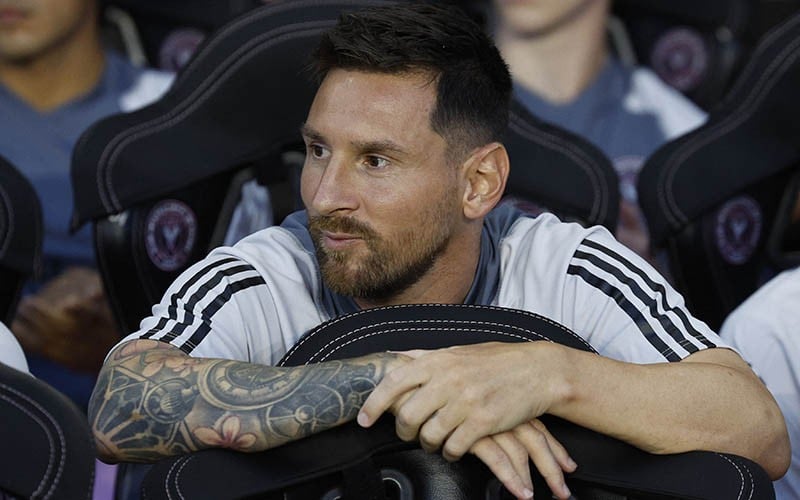 Ekspresi Lionel Messi Duduk di Kursi Cadangan saat Debut bersama Inter Miami - Bagian 2