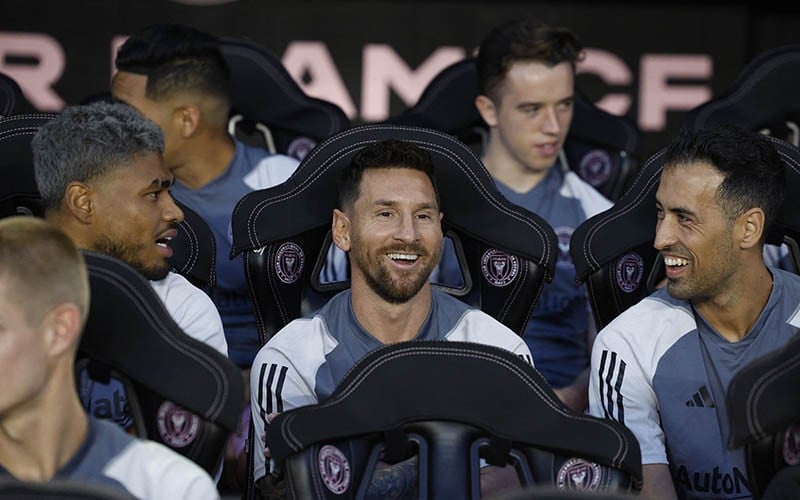Ekspresi Lionel Messi Duduk di Kursi Cadangan saat Debut bersama Inter Miami - Bagian 3