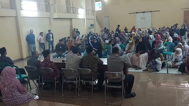 Tabungan Siswa Rp800 Juta Dibawa Kabur Kepala Sekolah, Orang Tua di Tasikmalaya Unjuk Rasa