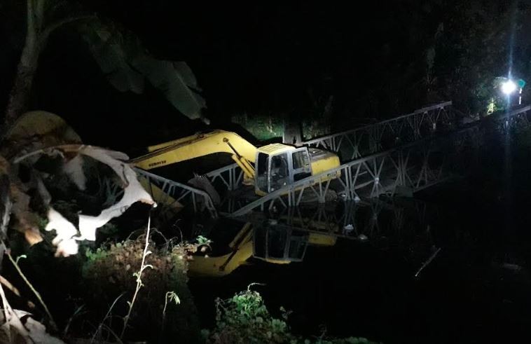 Jembatan Bailey di Kali Kemiri Kupu Tegal Ambruk saat Dilewati Ekskavator
