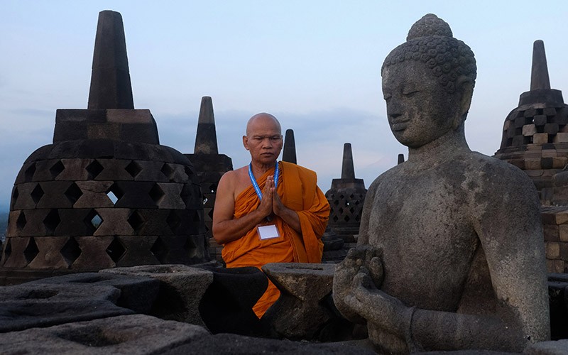 Ratusan Biksu Meditasi Mengelilingi Candi Borobudur - Bagian 2