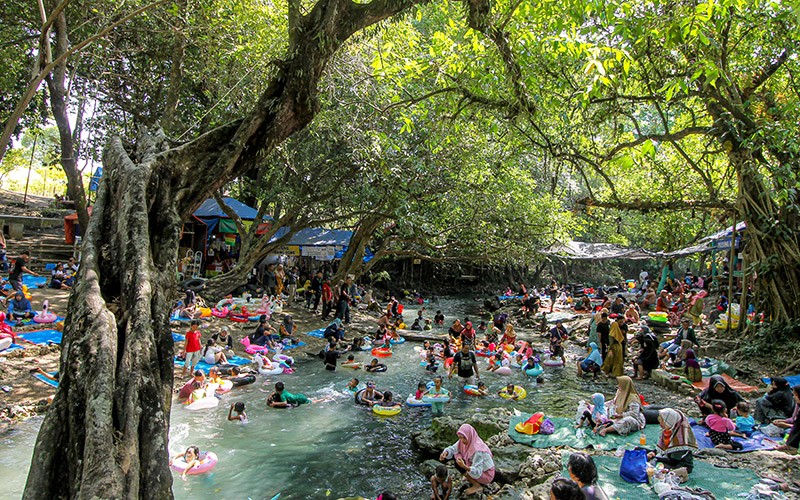 Kawasan Wisata Alam Sendang Grogolan Dipadati Pengunjung - Bagian 2