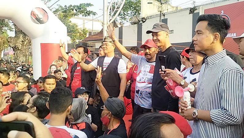 Gibran Kenakan Baju Bergaris Hitam Putih: Ini yang Ngasih Langsung Pak Ganjar