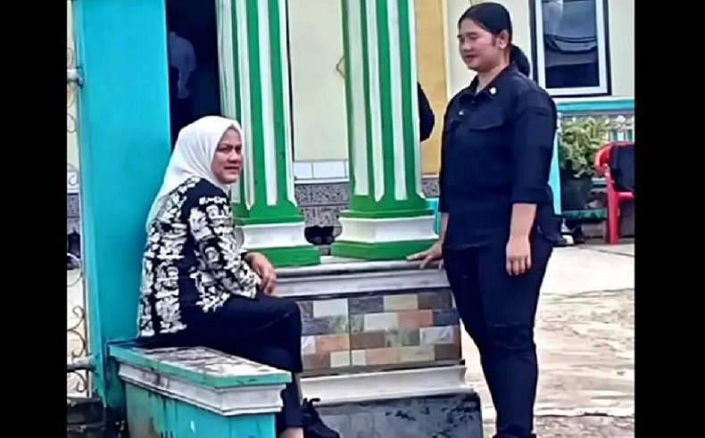 Viral Iriana Duduk Pinggir Jalan Tunggu Jokowi Salat Jumat, Netizen: Kesederhanaan Gak Ada Lawan