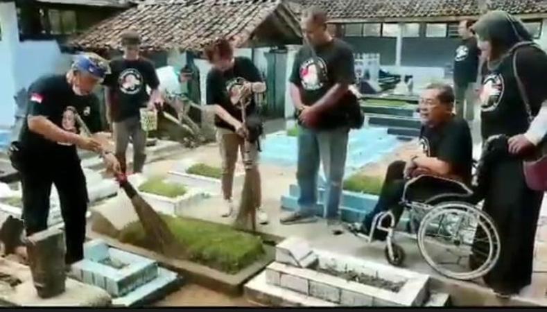 Doakan Ganjar Jadi Presiden, Puluhan Relawan Ziarah 7 Makam Sakral di Purworejo