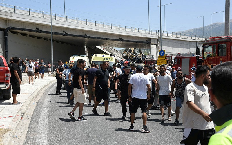 Jembatan Ambruk, 1 Orang Tewas Puluhan Terluka - Bagian 2