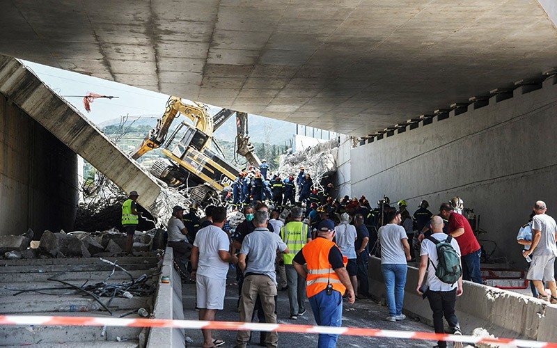 Jembatan Ambruk, 1 Orang Tewas Puluhan Terluka - Bagian 1