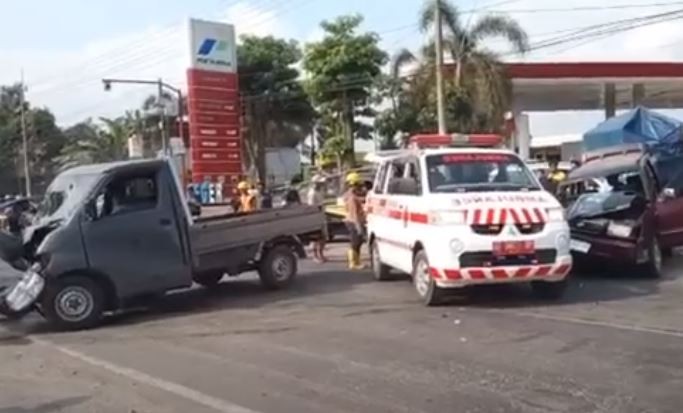 Kecelakaan Pikap Gran Max Tabrak Toyota Kijang di Madiun, 7 Luka-Luka