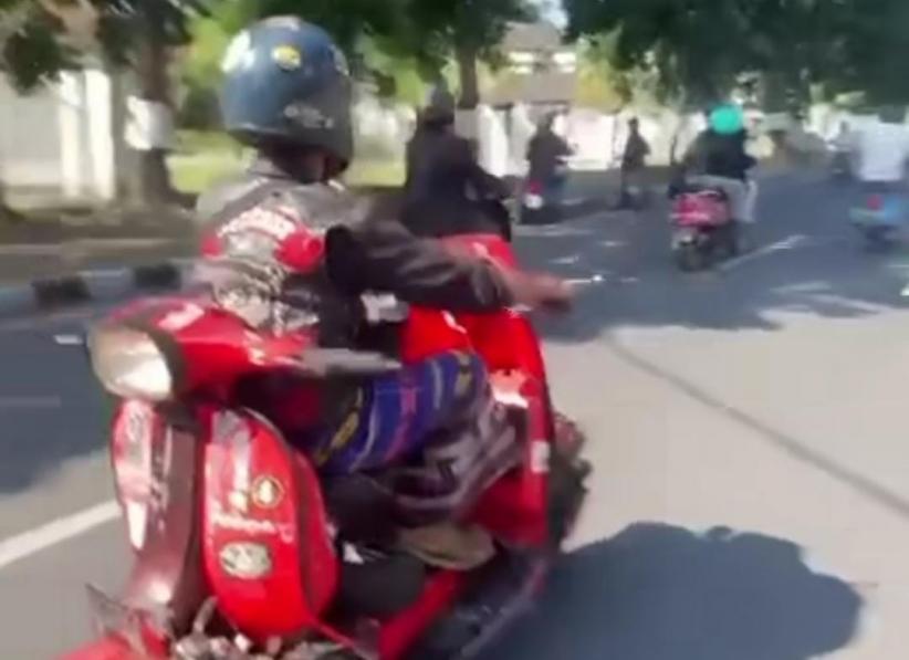 Nyentrik, Modifikasi Vespa Ini Depan dan Belakang Tampangnya Sama