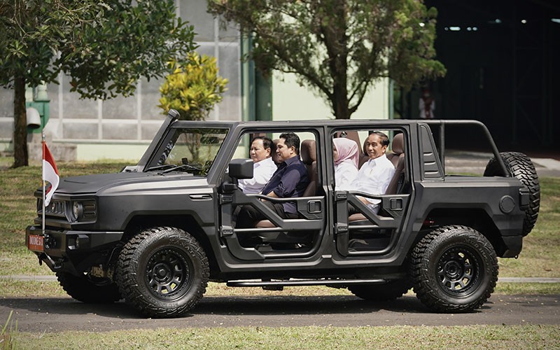 Momen Jokowi, Prabowo dan Erick Thohir Naik Maung 4x4 Pindad - Bagian 1