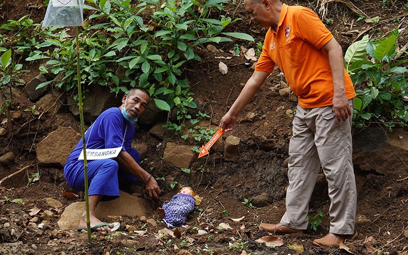Rekonstruksi Pembunuhan 7 Bayi Hasil Inses Oleh Ayah Kandung - Bagian 1