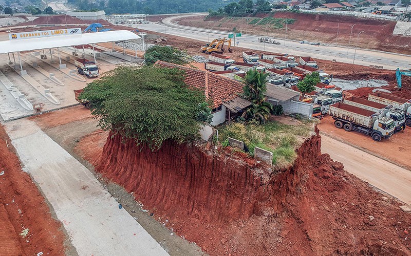 Rumah Belum Digusur Berdiri di Tengah Proyek Jalan Tol Cijago Seksi 3B - Bagian 2
