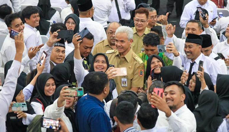 Ganjar Lantik Belasan Ribu PNS-PPPK: Layani Masyarakat dengan Baik dan Jaga Integritas! 
