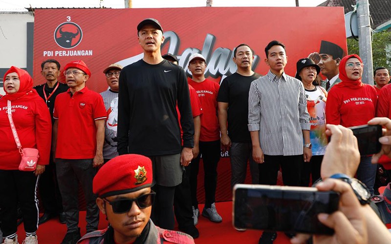 Penampilan Gibran Berbaju Garis-Garis Hitam Putih Dampingi Ganjar di Solo - Bagian 3