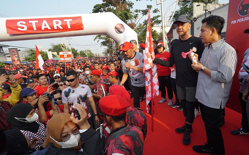 Penampilan Gibran Berbaju Garis-Garis Hitam Putih Dampingi Ganjar di Solo - Bagian 1