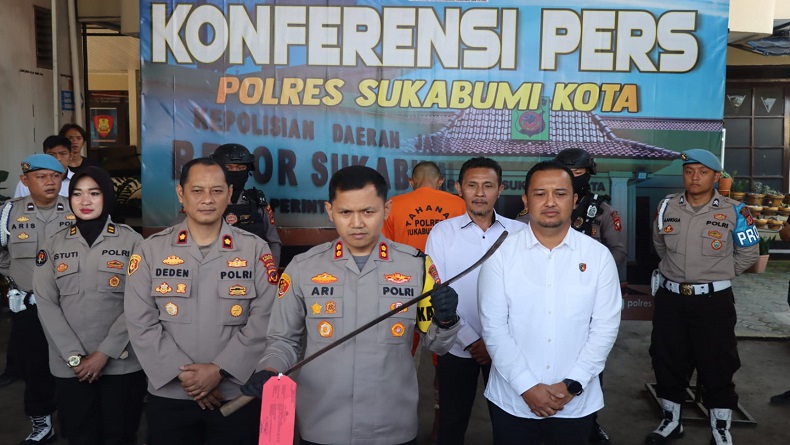 title Pembacok Pedagang Sayur hingga Tewas di Cisaat Sukabumi Ditangkap, Kakinya Ditembak Pembacok Pedagang Sayur hingga Tewas di Cisaat Sukabumi Ditangkap, Kakinya Ditembak