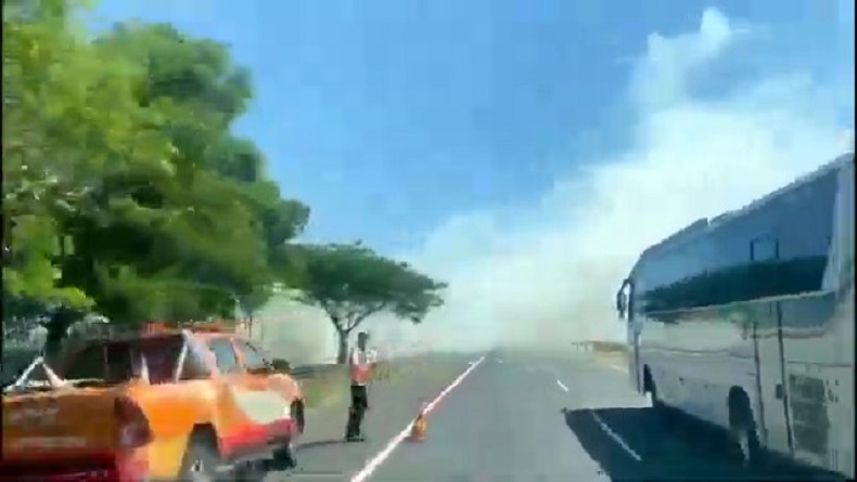 Kebakaran Ilalang di Kawasan Tol Cipali Majalengka, Bahayakan Pengendara 