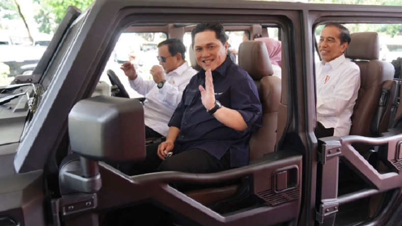 Momen Jokowi dan Erick Thohir Naik Maung Disopiri Prabowo di PT Pindad
