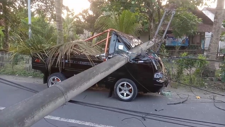 Mobil Pikap Ringsek Tertimpa Tiang Listrik Roboh di Pangandaran